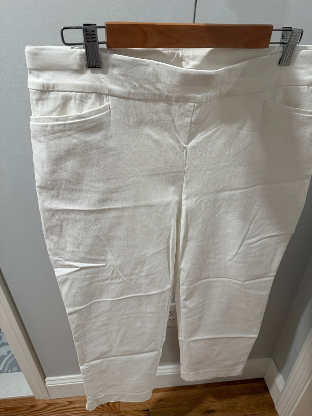 Chico's White Cropped Pull-On Pants